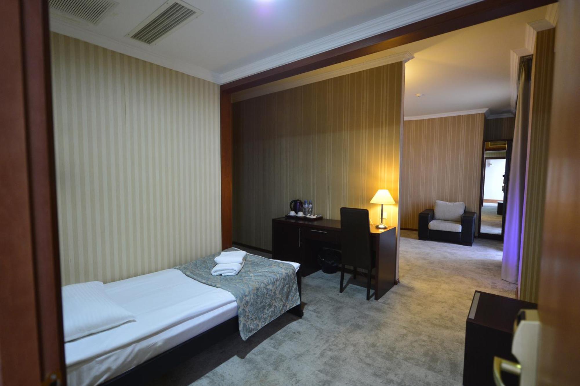 Hotel Astoria Tbilisi Exteriör bild